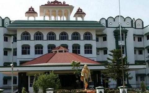 மதுரை எய்ம்ஸ் மருத்துவமனையில் வெளிநோயாளிகள் பிரிவு, எம்பிபிஎஸ் சேர்க்கை தொடங்கக் கோரிய வழக்கில் மத்திய அரசு பதிலளிக்க உத்தரவு