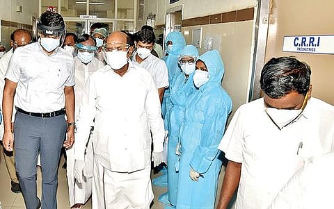 திருவண்ணாமலை அரசு மருத்துவ கல்லூரி மருத்துவமனையில் நேற்று ஆய்வு செய்த அமைச்சர் எ.வ.வேலு. அருகில், ஆட்சியர் சந்தீப் நந்தூரி உள்ளிட்டோர்.