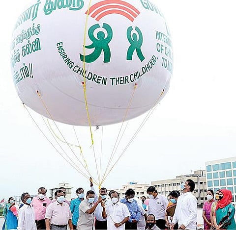 உலக குழந்தை தொழிலாளர் முறை எதிர்ப்பு தினத்தையொட்டி, அதற்கான விழிப்புணர்வு பலூனை தொழிலாளர் நலன் மற்றும் திறன் மேம்பாட்டுத் துறை அமைச்சர் சி.வி.கணேசன் சென்னை தேனாம்பேட்டை, டி.எம்.எஸ்.வளாகத்தில் உள்ள தொழிலாளர் ஆணையரக கட்டிடத்தின் மேல்பகுதியில் இருந்து நேற்று பறக்கவிட்டார். துறை அதிகாரிகள் உடனிருந்தனர். படம்: க.ஸ்ரீபரத்