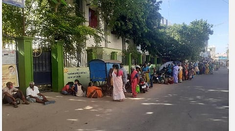 5 நாட்களுக்குப்பின் மீண்டும் தடுப்பூசி: கரூரில் அதிகாலை 4 மணிக்கே குவிந்த மக்கள்