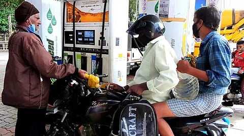 தமிழகத்தில் 100 ரூபாயைக் கடந்த பெட்ரோல் விலை- கொடைக்கானலில் வாகன ஓட்டிகள் அதிர்ச்சி