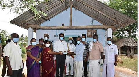 வளர்த்த கன்றுகளை விற்று கரோனா நிவாரண நிதி: தஞ்சை மாற்றுத்திறனாளி வீட்டுக்கே சென்று ஆட்சியர் ரூ.50,000 நிதியுதவி
