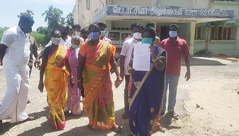 தனியார் நிதி நிறுவனங்கள் கடன் தொகையை செலுத்த கோரி மகளிர் சுய உதவிக்குழுக்களை கட்டாயப்படுத்துவதாக ராமேசுவரத்தில் புகார்