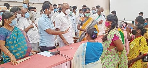 சிவகங்கை மாவட்ட ஆட்சியர் அலுவலகத்தில் அமைச்சர் கே.ஆர்.பெரியகருப்பனிடம் தங்களுக்கு வீடு கட்டித் தர வேண்டுமெனக் கோரிக்கை விடுத்த திருநங்கைகள். அருகில் மாவட்ட ஆட்சியர் பி.மதுசூதன்ரெட்டி.