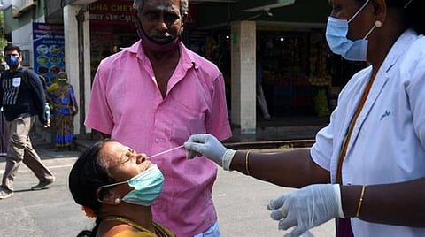கரோனா பரிசோதனை முடிவை தாமதமாக வெளியிடுவதால் தொற்று உள்ளவர்களுக்கு பாதிப்பு அதிகமாவதாக புகார்