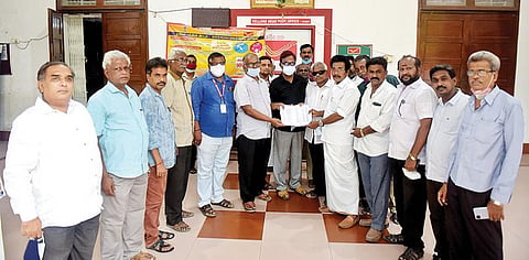 நடுத்தர மக்களின் வாழ்வாதாரம் கருதி அனைத்து கடைகளையும் பிற்பகல் 2 மணி வரை செயல்பட அனுமதிக்க வேண்டும் என வேலூர் தலைமை தபால் நிலையத்திலிருந்து தமிழக முதல்வருக்கு இ-தந்தி அனுப்பிய வேலூர் அனைத்து வணிகர்கள் சங்கத்தினர். படம்: வி.எம்.மணிநாதன்.
