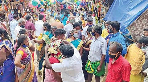 கடலூர் அருகே திருவந்திபுரம் தேவநாதசாமி கோயில் முன்பு உள்ள சாலையில் நடைபெற்ற திருமணங்கள்.