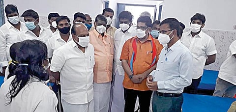 திருப்போரூர் அரசு மருத்துவமனையில் ஆக்சிஜன் படுக்கை வசதிகளுடன் கூடிய கரோனா சிறப்பு சிகிச்சை மையத்தை ஊரக தொழில்துறை அமைச்சர் தா.மோ.அன்பரசன் திறந்துவைத்து பார்வையிட்டார். அருகில் மாவட்ட ஆட்சியர் அ.ஜான் லூயிஸ்.