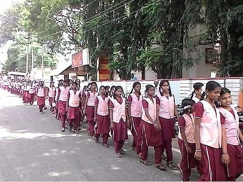 27 மாவட்டங்களில் அனைத்து வகுப்புகளுக்கும் மாணவர் சேர்க்கை தொடக்கம்; ஆசிரியர்கள் சுழற்சி முறையில் பள்ளிக்கு வரவேண்டும்: தமிழக அரசு உத்தரவு