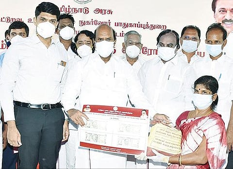 திருவண்ணாமலை அடுத்த வேங்கிக்காலில் உள்ள நியாய விலைக் கடையில் பயனாளி ஒருவருக்கு 2-வது தவணை நிவாரண தொகை ரூ.2 ஆயிரம் மற்றும் நிவாரண பொருட்களை வழங்கிய பொதுப்பணித் துறை அமைச்சர் எ.வ.வேலு.