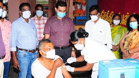 காரைக்காலில் கரோனா தடுப்பூசி முகாமைத் தொடங்கி வைத்துப் பார்வையிட்ட மாவட்ட ஆட்சியர் அர்ஜுன் சர்மா.