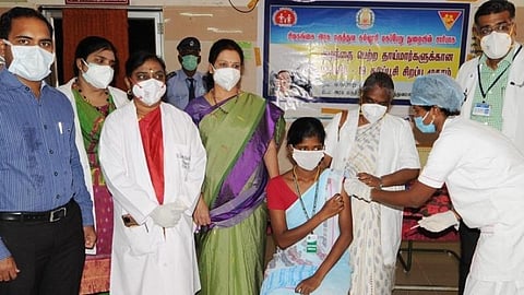 சிவகங்கை அரசு மருத்துவமனையில் பாலூட்டும் தாய்மார்களுக்கு தடுப்பூசி செலுத்தும் முகாமை தொடங்கி வைத்த ஆட்சியர் பி.மதுசூதன்ரெட்டி. அருகில் கல்லூரி டீன் ரேவதி.