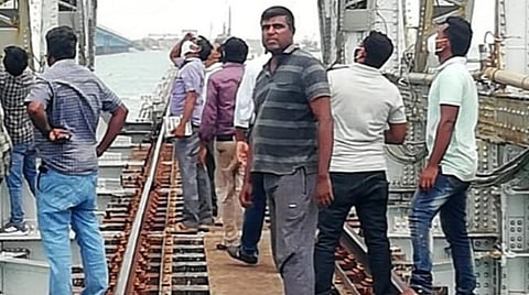படம்: பாம்பன் தூக்குப் பாலத்தில் ஏற்பட்ட தொழில்நுட்ப கோளாறினை ஆய்வு செய்யும் ரயில்வே அதிகாரிகள்.