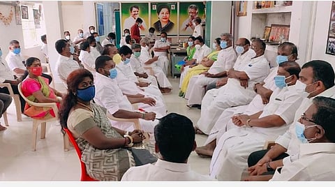 அதிமுக திருச்சி மாநகர் மாவட்ட அலுவலகத்தில் நடைபெற்ற நிர்வாகிகள் கூட்டத்தில் கலந்துகொண்டவர்கள்.