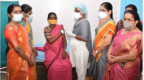 கோவை அரசு மருத்துவமனையில் பாலூட்டும் தாய்மார்களுக்குத் தடுப்பூசி போடும் பணியை இன்று பார்வையிட்ட மருத்துவமனையின் டீன் டாக்டர் நிர்மலா.
