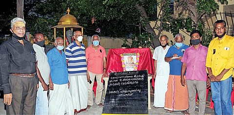 வண்டலூர் உயிரியல் பூங்காவில் கடந்த சில நாட்களுக்கு முன்பு கரோனா தொற்று ஏற்பட்டு உயிரிழந்த 2 சிங்கங்களுக்கு குரோம்பேட்டை மக்கள் மன்றம் சார்பில் அஞ்சலி செலுத்தப்பட்டது.படம்: எம்.முத்துகணேஷ்
