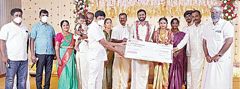 திருப்பூரைச் சேர்ந்த அருள்செல்வத்தின் குடும்பத்தினர், மகனின் திருமணத்தின்போது கரோனா நலப்பணிக்கு நிதியுதவி வழங்கினர்.