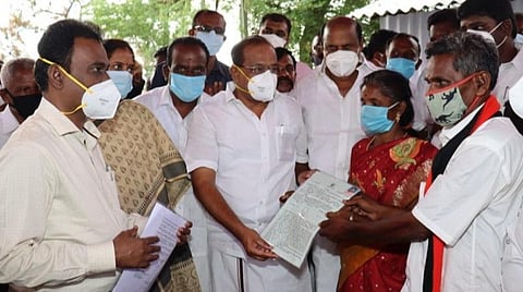 வடமதுரை அருகே வேலாயுதம்பாளையத்தில் பயனாளி வசிக்கும் இடத்திற்கே சென்று இலவச வீட்டுமனைப்பட்டா வழங்கிய உணவுத்துறை அமைச்சர் அர.சக்கரபாணி.