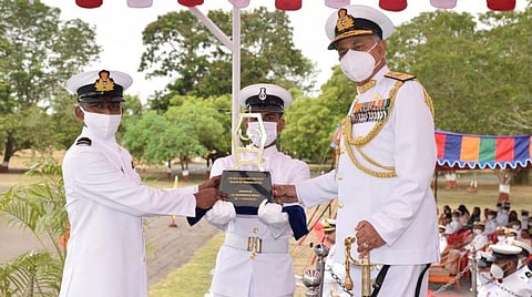 ஹெலிகாப்டர் பைலட் பயிற்சியில் சிறப்பிடம் பிடித்த சப் லெப்டினென்ட் பவன்ராஜிக்கு கேரள ஆளுநரின் சுழற்கோப்பையை வழங்கிய கிழக்கு பிராந்திய கடற்படைத் தளபதி வைஸ் அட்மிரல் அஜேந்திர பஹதூர் சிங்.
