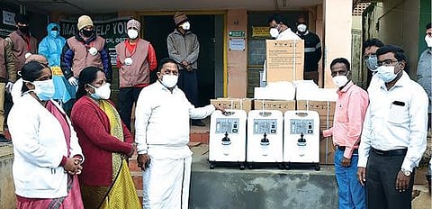 உதகை அரசு மருத்துவக் கல்லூரி மருத்துவமனை பயன்பாட்டுக்காக தனியார் அமைப்பு வழங்கிய 30 ஆக்சிஜன் செறிவூட்டிகளை பெற்றுக்கொண்ட வனத்துறை அமைச்சர் கா.ராமச்சந்திரன்.
