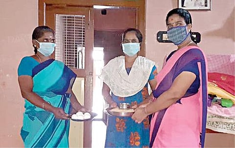 அங்கன்வாடி குழந்தையின் வீட்டுக்கே சென்று உலர் உணவுப் பொருட்களை வழங் கும் அங்கன்வாடிப் பணியாளர்.