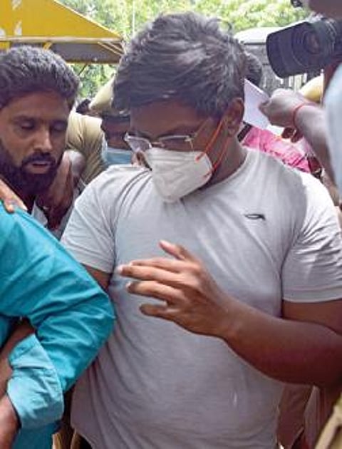 சென்னை சைதாப்பேட்டைநீதிமன்றத்துக்கு நேற்று அழைத்து வரப்பட்ட பப்ஜி மதன்.படம் க.பரத்