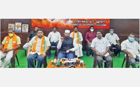 பாஜக சிறுபான்மைப் பிரிவு தேசியச் செயலர் சையத் இப்ராஹிம் புதுச்சேரியில் செய்தியாளர்களுக்கு பேட்டியளிக்கிறார்.