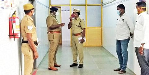 தருமபுரி அரசு மருத்துவக் கல்லூரி மருத்துவமனையில் ஆண் குழந்தை திருடப்பட்டது தொடர்பாக மகப்பேறு வார்டில் நேற்று எஸ்பி கலைச்செல்வன் விசாரணை நடத்தினார்.