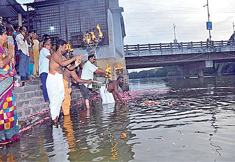 கும்பகோணம் டபீர் படித்துறையில் நேற்று முன்தினம் மாலை பொங்கி வந்த காவிரிக்கு சிறப்பு ஆராதனை நடத்தியும், ஆரத்தி எடுத்தும் வரவேற்ற பொதுமக்கள். காவிரி ஆற்றில் நுங்கும், நுரையுமாக பொங்கி வந்த நீரை பலரும் தொட்டு வணங்கினர்.