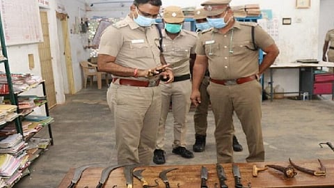 தூத்துக்குடியில் மான் கொம்பு, வீச்சரிவாள் உள்ளிட்ட பயங்கர ஆயுதங்களுடன் இளைஞர் கைது: போலீஸார் தீவிர விசாரணை