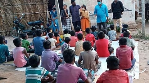 திண்டுக்கல் மாவட்டம் வேடசந்தூர் அருகே நாகையன்கோட்டை கிராமத்தில் இலவச பாடசாலையில் பயிலும் மாணவர்கள்.