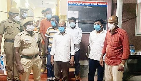 இலங்கைக்கு அம்பர் கிரிஸை கடத்த முயன்ற போது பிடிபட்டவர்கள்.