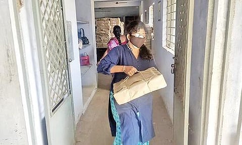 இலவச பாடப்புத்தகங்களை லாரியில் ஏற்றும் பணியில் ஈடுபட்ட வேடசந்தூர் கல்வி மாவட்ட அலுவலர் கீதா.