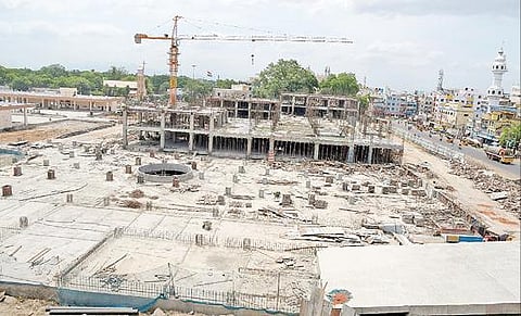 மந்தகதியில் நடக்கும் பெரியார் பஸ் நிலைய கட்டுமானப் பணிகள். படம்: ஜி.மூர்த்தி