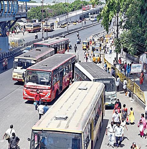 தமிழகத்தில் ஜூன் 28 வரை நீட்டிக்கப்பட்ட தளர்வுகளுடன் கூடிய ஊரடங்கு அமலுக்கு வந்தது: சென்னை உள்ளிட்ட 4 மாவட்டங்களில் பேருந்துகள் இயக்கம்