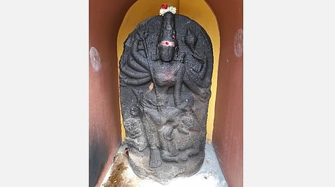 மாடப்பள்ளி கிராமத்தில் கண்டெடுக்கப்பட்ட நிசும்ப சூதனி சிலை.