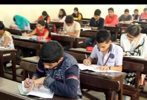 நீட் - சமநிலை அற்ற இரு மாணவர்களிடையே நடத்தப்படும் போட்டி; நீதிபதி ஏ.கே.ராஜன் குழுவுக்கு கடிதம்