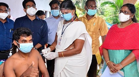 காணி பழங்குடியினருக்கு கரோனா தடுப்பூசி முகாம்: நெல்லை ஆட்சியர் தொடங்கி வைத்தார்