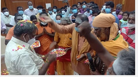 தடங்கலின்றி ஆட்சி நடக்க புதுச்சேரி பேரவைத் தலைவர் அறையில் சிவனடியார்கள் சிறப்புப் பூஜை: மந்திரம் ஓதி கருங்காலி கோல்கள் வழங்கல்