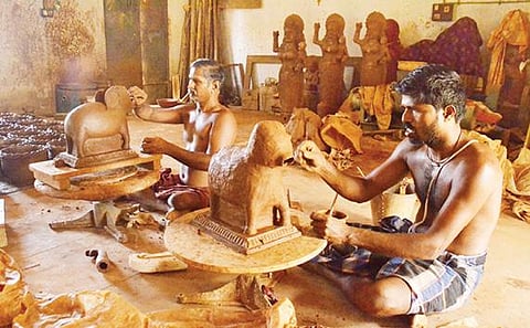 கூனியூர் பகுதியிலுள்ள கலைக்கூடத்தில் கலைஞர்களின் கைவண்ணத்தில் உருவாகும் மண் சிற்பங்கள்.(வலது) சிறுவர்களுக்காக உருவாக்கப்பட்ட உண்டியல்கள். படங்கள் : மு.லெட்சுமி அருண்