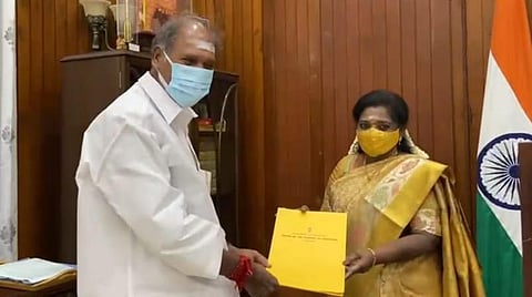 துணைநிலை ஆளுநர் தமிழிசையிடம் அமைச்சர்கள் பட்டியலை வழங்கிய முதல்வர் ரங்கசாமி.