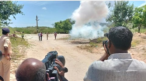 நெல்லை சிமென்ட் ஆலையில் 2 பைப் வெடிகுண்டுகள் கண்டெடுப்பு: 6 பேரிடம் போலீஸார் விசாரணை