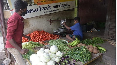 ஜெயசீலன் மகன் யஸ்வந்த் காய்கறி வியாபாரத்தில் ஈடுபட்டு வருகிறார் | படம்.வி.எம்.மணிநாதன்