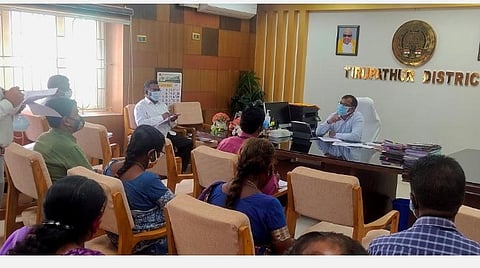 ஆட்சியர் அலுவலகத்தில் நடைபெற்ற ஆய்வுக் கூட்டத்தில் கலந்துகொண்ட அரசு அதிகாரிகள்.