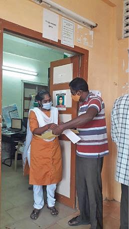 விருத்தாசலம் நகராட்சி அலுவல கத்தில் இயங்கும் சுகாதாரப் பிரிவு அலுவலர் பயனாளி ஒருவருக்கு சான்றிதழ் குறித்து விளக்குகிறார்.