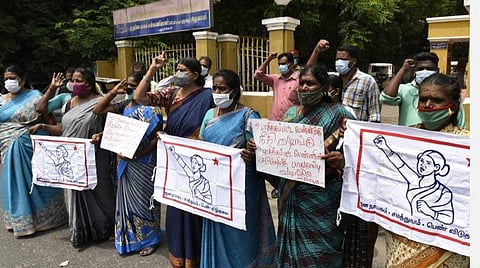 மறைமலை அடிகள் சாலையிலுள்ள முதுநிலை காவல் கண்காணிப்பாளர் (எஸ்எஸ்பி) அலுவலகம் முன்பு நடைபெற்ற போராட்டம் . | படங்கள்: எம். சாம்ராஜ்.