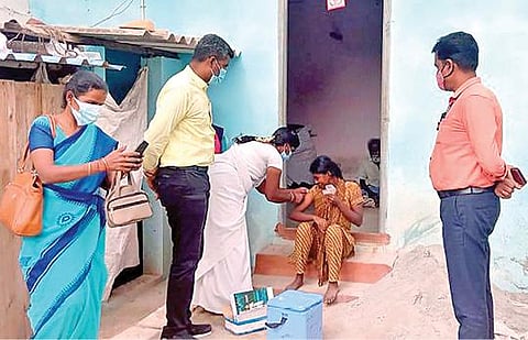 வாணியம்பாடி பெருமாள்பேட்டையில் வீடு, வீடாக சென்று வட்டார மருத்துவ அலுவலர் பசுபதி முன்னிலையில் கரோனா தடுப்பூசி செலுத்தப்பட்டது. அருகில், வட்டாட்சியர் மோகன் உள்ளிட்டோர்.