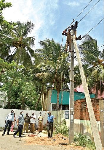 தூத்துக்குடி ஆதிபராசக்தி நகர் பகுதியில் மின் பாதையில் பராமரிப்பு மற்றும் சீரமைப்பு பணிகள் நடைபெறுவதை மேற்பார்வை பொறியாளர் ஜெ.அ.ஞானேஸ்வரன் பார்வையிட்டார். படம்: என்.ராஜேஷ்