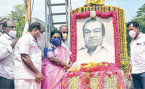 கவியரசு கண்ணதாசனின் 95-வது பிறந்த நாளையொட்டி, சென்னை தி.நகரில் உள்ள அவரது சிலைக்கு கீழ் வைக்கப்பட்டிருந்த படத்துக்கு தெலங்கானா ஆளுநர் தமிழிசை சவுந்தரராஜன் நேற்று மலர் தூவி மரியாதை செலுத்தினார். படங்கள்: பு.க.பிரவீன்