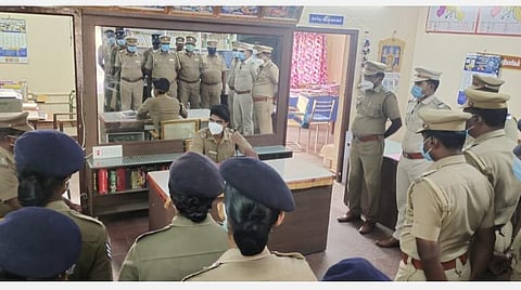 புகார் அளிக்க வரும் பொதுமக்களிடம் கடமை உணர்வுடன் செயல்படுக: திருப்பத்தூர் எஸ்.பி. அறிவுரை